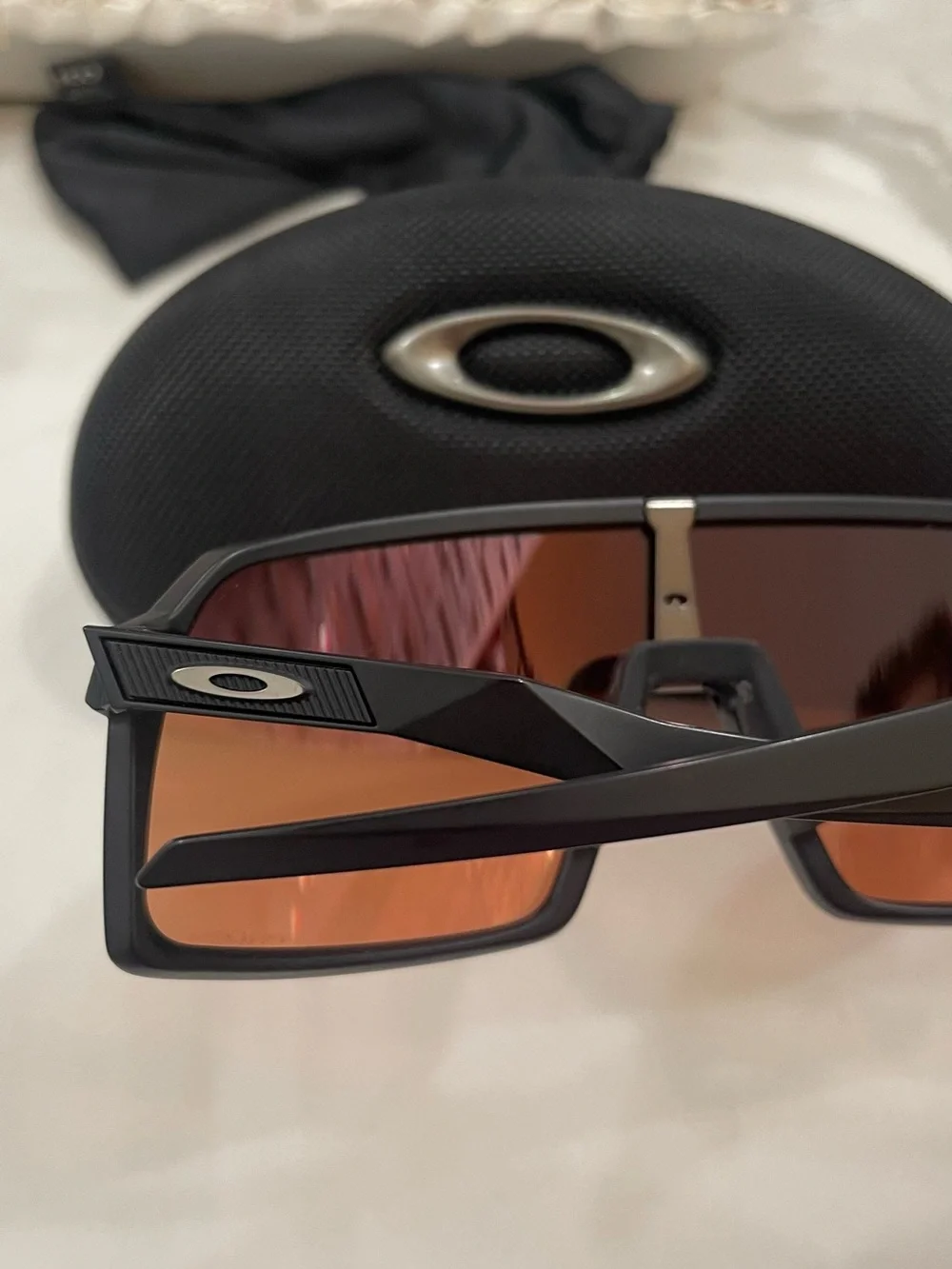 NWOT UNISEX Oakley Shield Sunglasses with Red and Black Frame